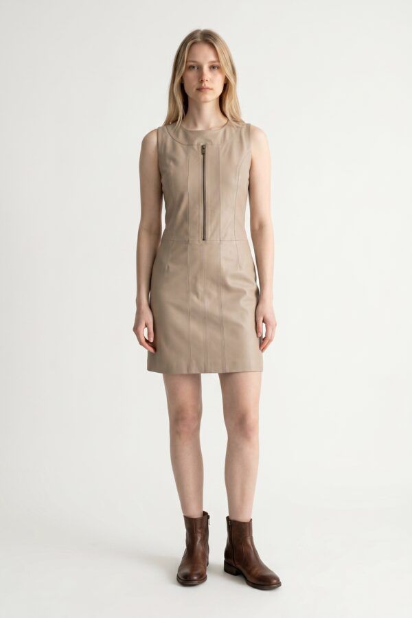 Vestido corto de cuero color beige