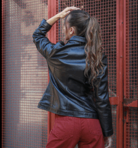 chaqueta de cuero minimalista